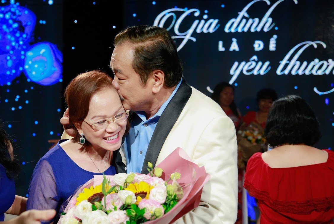 nha-sang-lap-tan-hiep-phat-ke-chuyen-khong-tang-qua-khong-tang-hoa-chi-tang-bo-vai