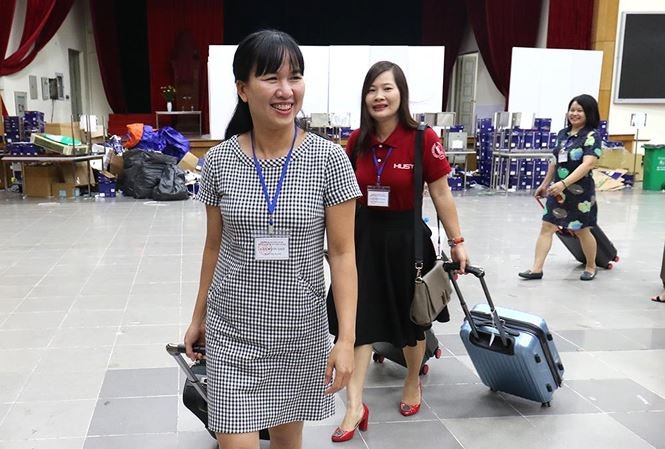 Nụ cười của cán bộ sao in đề thi sau khi được “thả” ra ngoài Ảnh: Như Ý