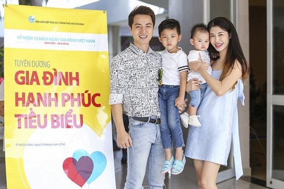 Gia đình Đăng Khôi - Thủy Anh tiếp tục được nhận danh hiệu Gia đình hạnh phúc tiêu biểu do Hội liên hiệp Phụ Nữ TPHCM trao tặng. Đây là lần thứ 3 liên tục tổ ấm của nam ca sĩ 