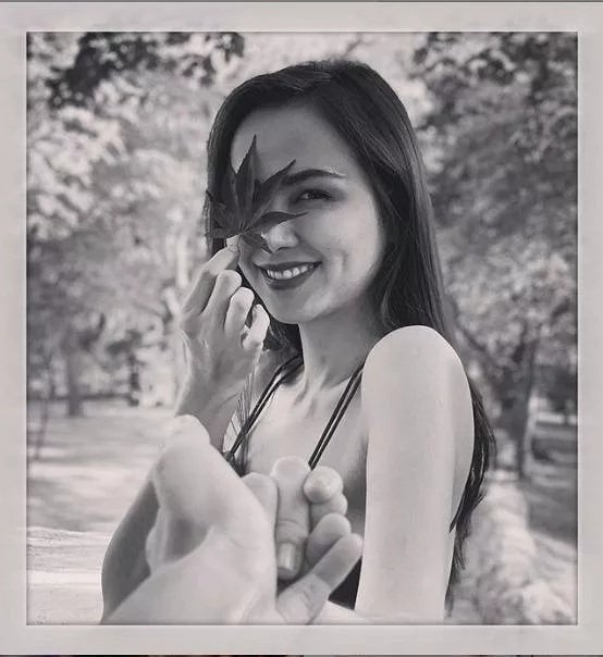 Hoa hậu Diễm Hương khoe ảnh nắm tay người đàn ông giấu mặt giữa bão tin đồn đã ly hôn người chồng thứ 2. 
