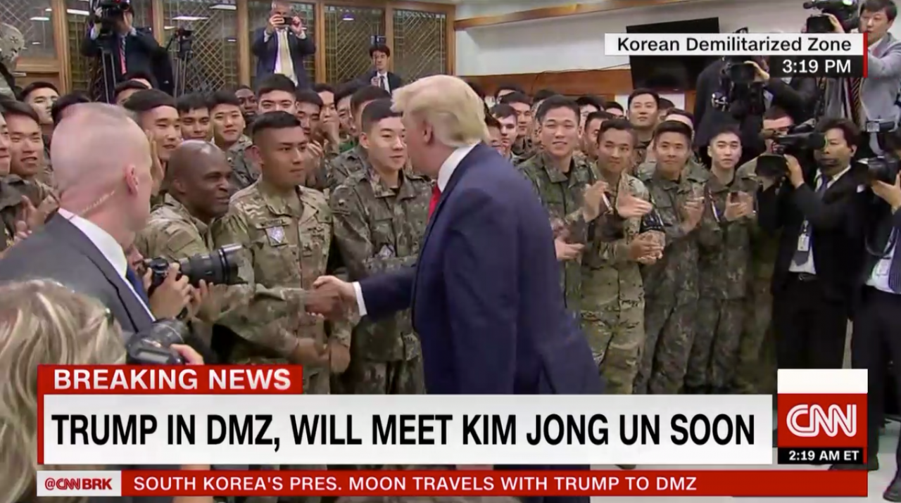 hinh-anh-ong-trump-tai-ban-mon-diem-cho-doi-su-xuat-hien-cua-ong-kim