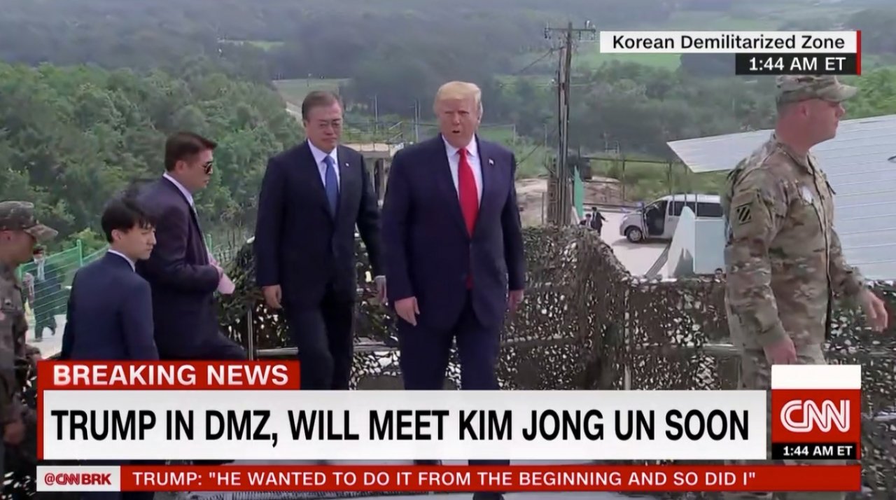 hinh-anh-ong-trump-tai-ban-mon-diem-cho-doi-su-xuat-hien-cua-ong-kim