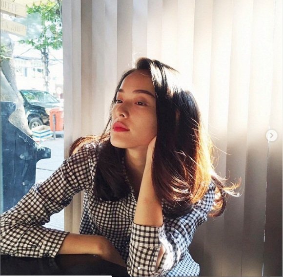 Hạ Vi đăng clip cầm một quả trứng gà trong tay và bóp nhẹ khiến quả trứng vỡ tan trên Instagram. Cô khiến công chúng ngỡ ngàng khi chửi thề và vô tư đăng lên mạng. 