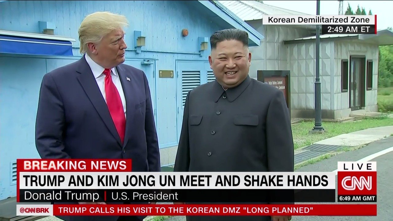 tong-thong-trump-buoc-qua-duong-bien-gioi-vao-trieu-tien