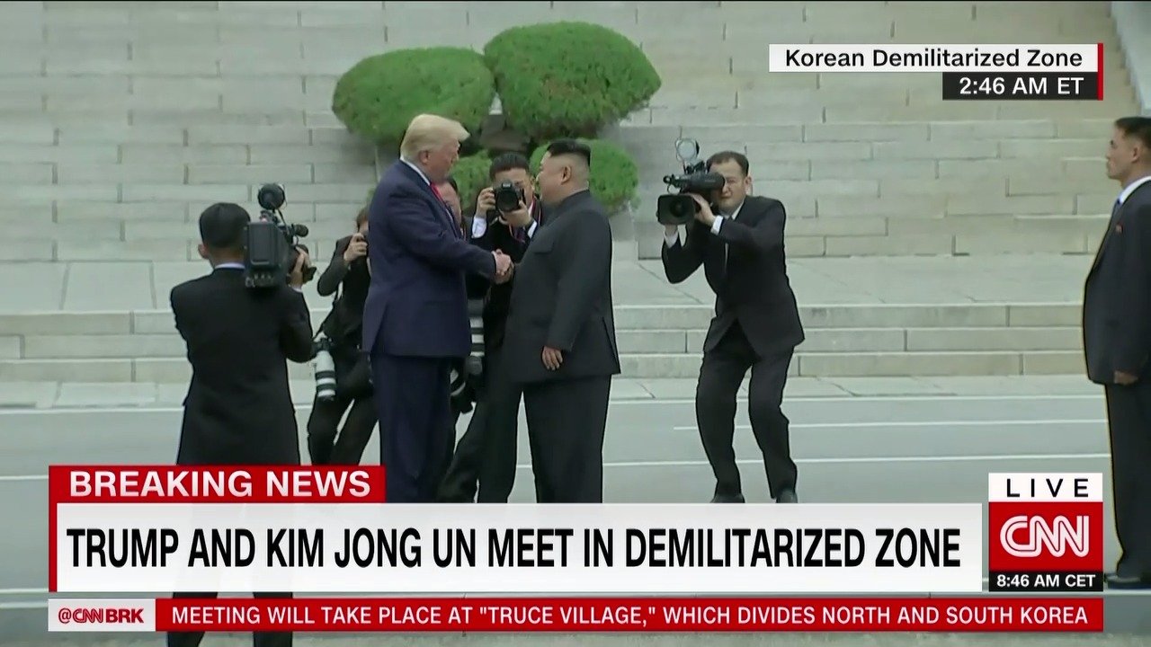 video-khoanh-khac-tong-thong-my-donald-trump-buoc-vao-trieu-tien
