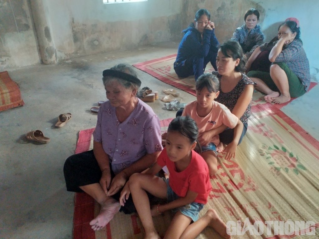 Mẹ già và vợ con anh Hòa đau đớn trước hung tin. (Ảnh: Báo Giao Thông).