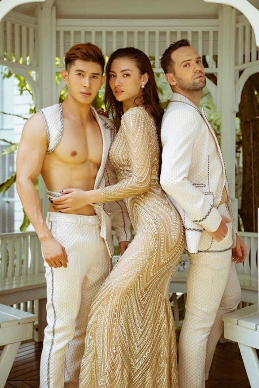 Hồng Quế gợi cảm bên trai đẹp. 
