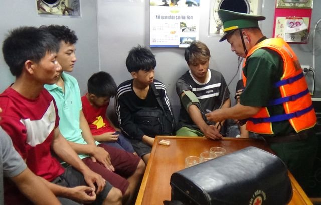 Các ngư dân trên tàu cá bị chìm may mắn được cứu sống.
