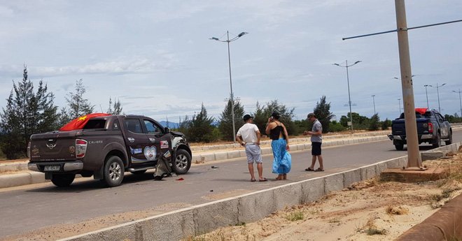 Hai chiếc xe bán tải va chạm khi đua xe trái phép. (Ảnh: PD).
