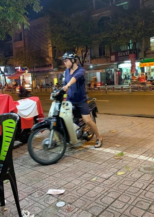 Duoc hoi mua ve so, chang trai moi luon cu gia ban ngoi an cung hinh anh 3 