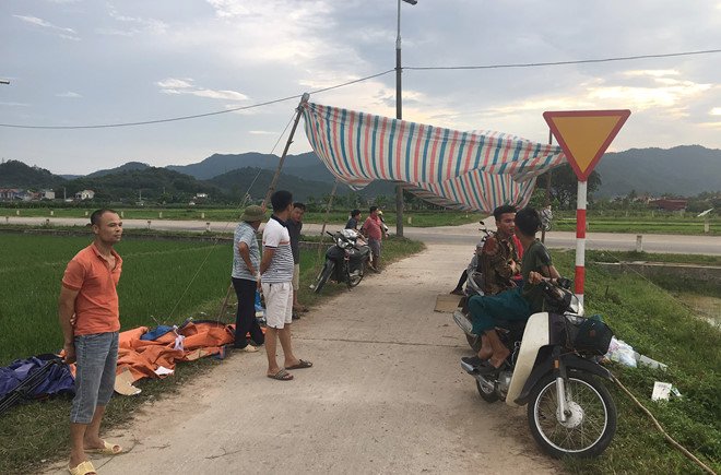 nguoi-dan-thay-nhau-tuc-truc-chan-xe-cho-rac-vao-bai-rac-nam-son