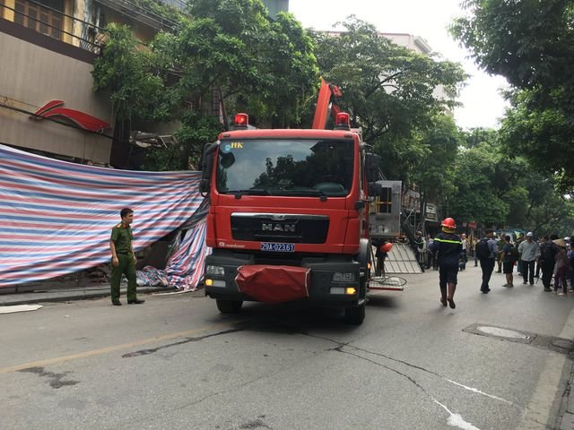 Lực lượng cứu hộ tại hiện trường vụ sập nhà.
