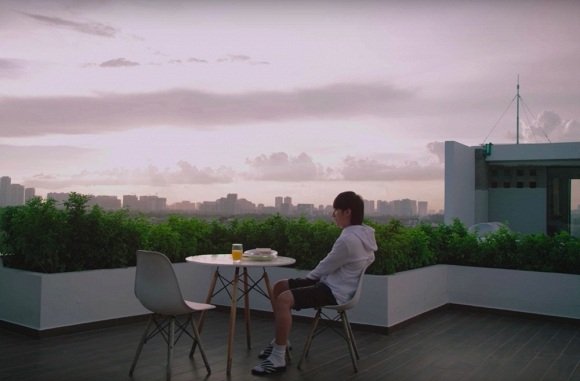 Căn hộ còn có phần ban công rộng và thoáng đãng, làm nơi nghỉ ngơi thư giãn cho nam ca sĩ trẻ.