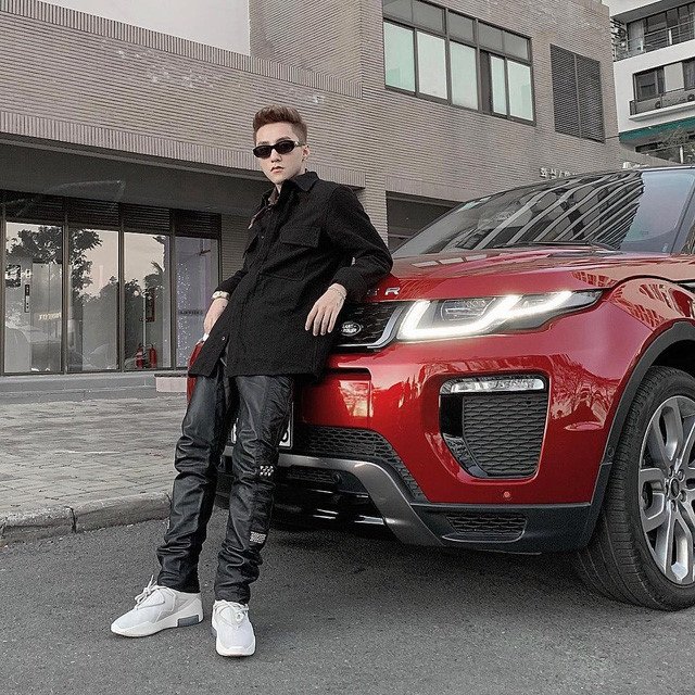 Năm 2016, Sơn Tùng M-TP tiết lộ xế hộp phục vụ cho công việc. Đó là chiếc Range Evoque màu đỏ, thuộc thương hiệu hạng sang của Anh Quốc có giá bán gần 3 tỉ đồng. Nhiều người không khỏi bất ngờ khi nam ca sĩ đã mua được xe sang ở tuổi 22. 