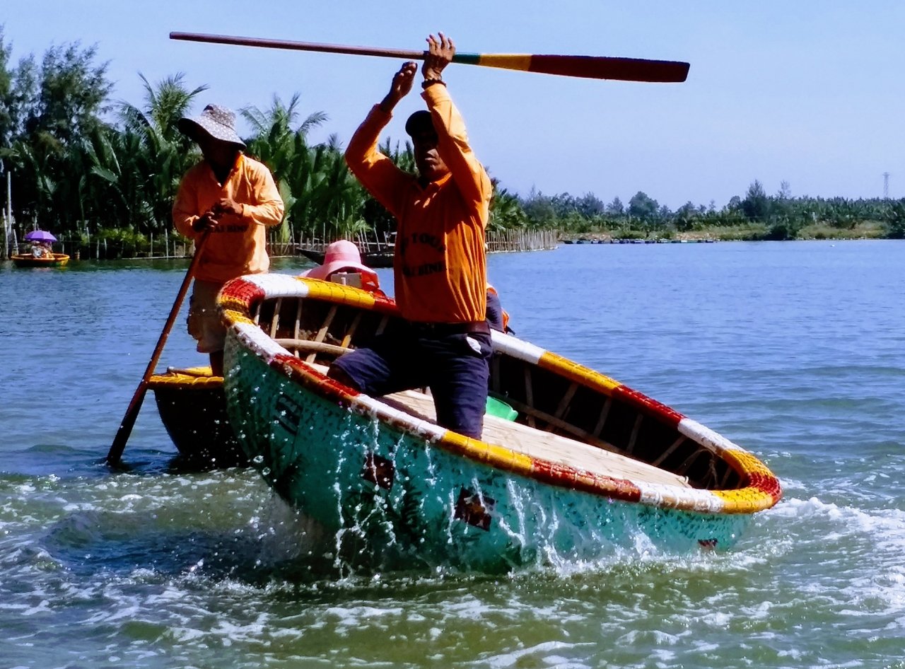 lac-lu-tren-chiec-thuyen-thung-dao-choi-rung-dua-bay-mau