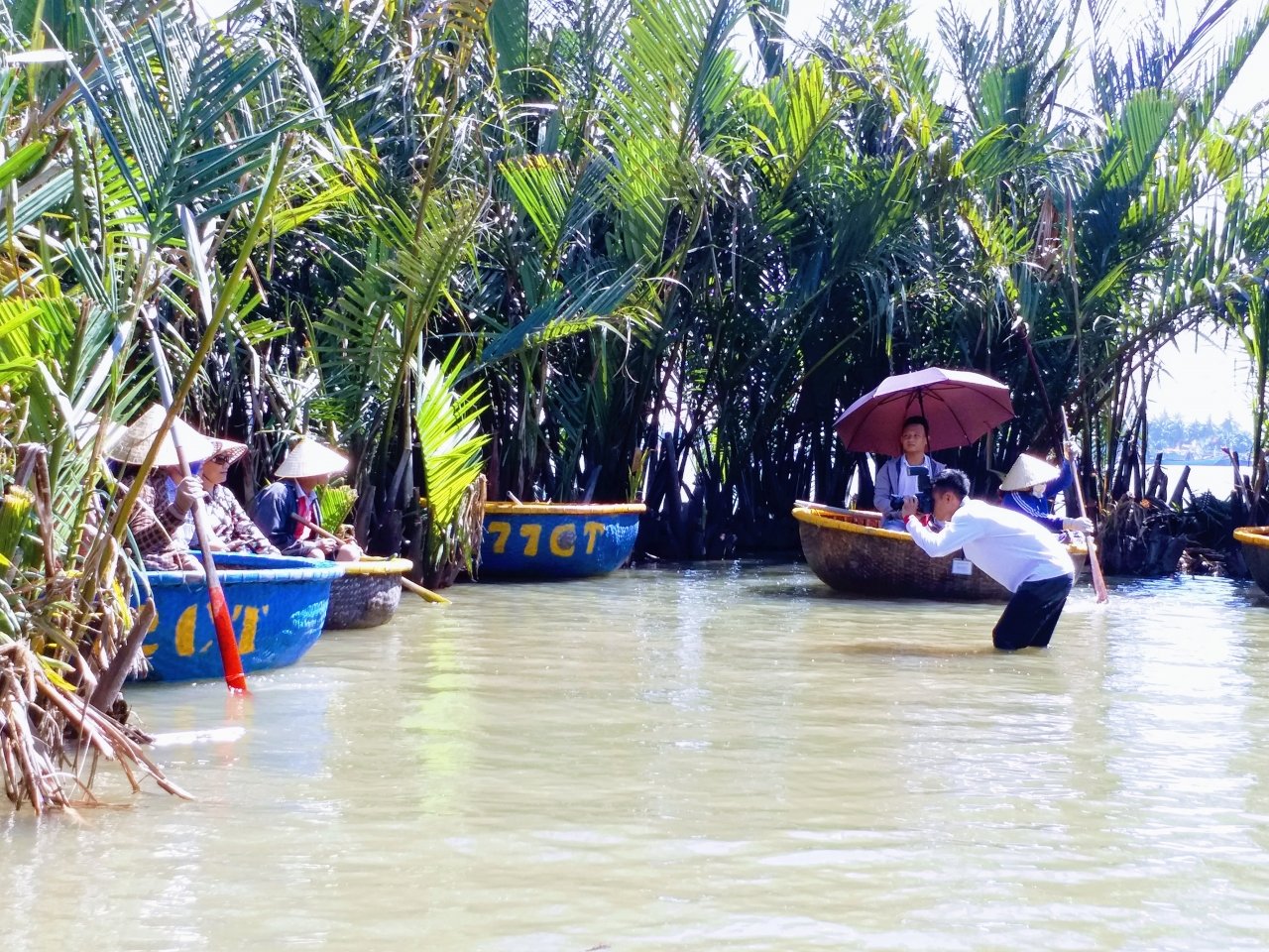 lac-lu-tren-chiec-thuyen-thung-dao-choi-rung-dua-bay-mau
