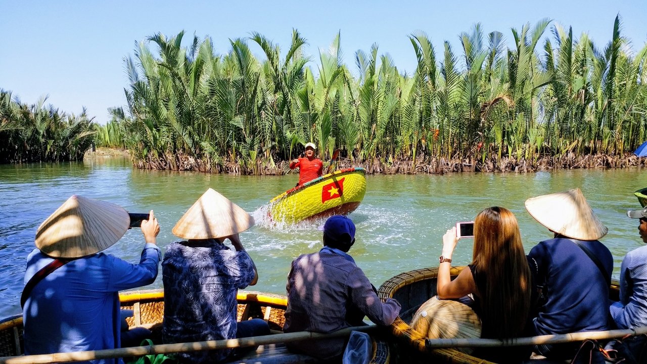 lac-lu-tren-chiec-thuyen-thung-dao-choi-rung-dua-bay-mau