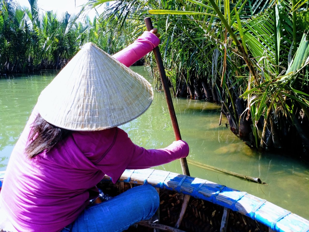 lac-lu-tren-chiec-thuyen-thung-dao-choi-rung-dua-bay-mau