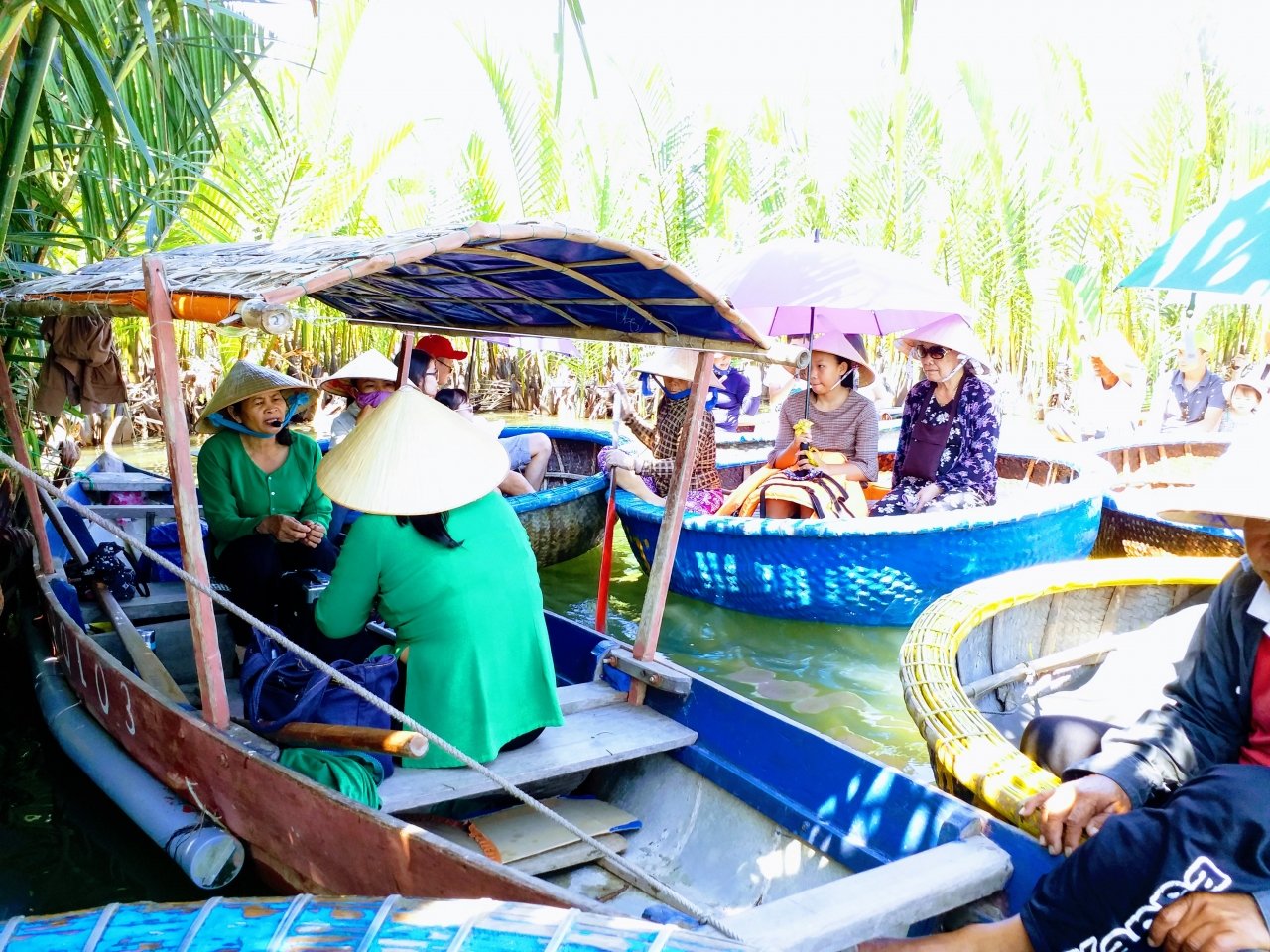 lac-lu-tren-chiec-thuyen-thung-dao-choi-rung-dua-bay-mau