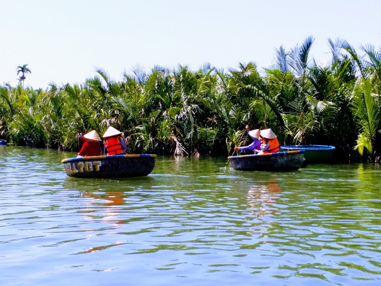 lac-lu-tren-chiec-thuyen-thung-dao-choi-rung-dua-bay-mau