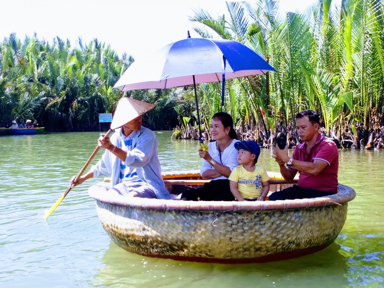 lac-lu-tren-chiec-thuyen-thung-dao-choi-rung-dua-bay-mau