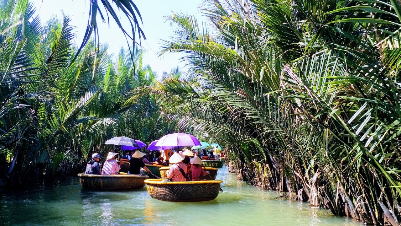 lac-lu-tren-chiec-thuyen-thung-dao-choi-rung-dua-bay-mau