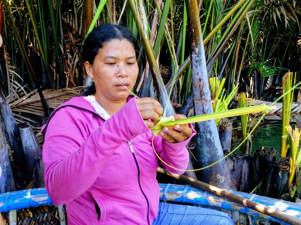 lac-lu-tren-chiec-thuyen-thung-dao-choi-rung-dua-bay-mau