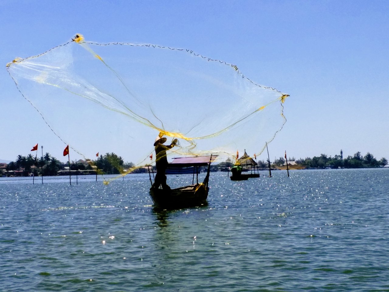 lac-lu-tren-chiec-thuyen-thung-dao-choi-rung-dua-bay-mau