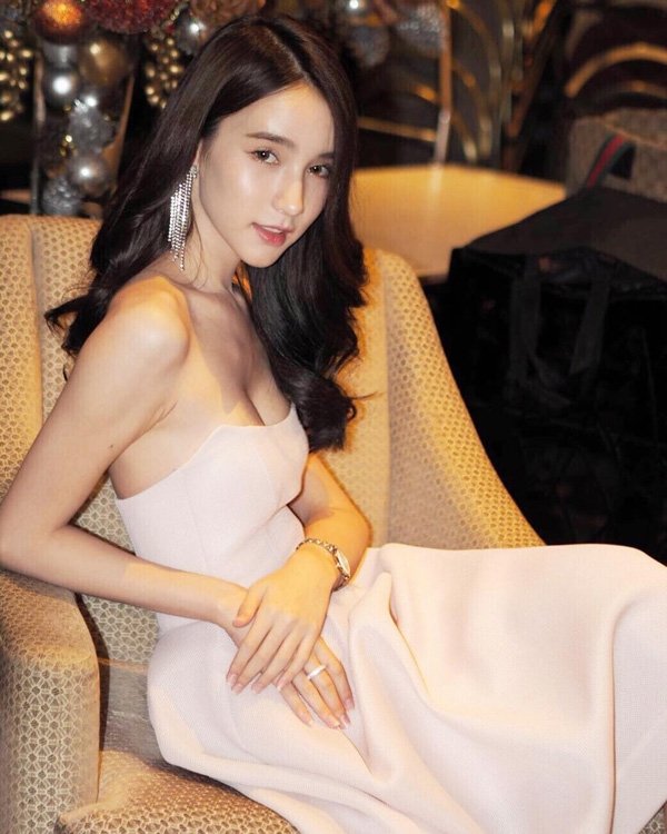 'Thiên thần chuyển giới Thái Lan' chuộng váy cắt xẻ