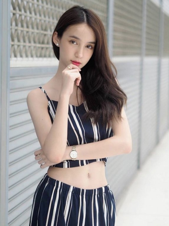 'Thiên thần chuyển giới Thái Lan' chuộng váy cắt xẻ
