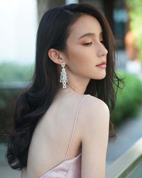 'Thiên thần chuyển giới Thái Lan' chuộng váy cắt xẻ