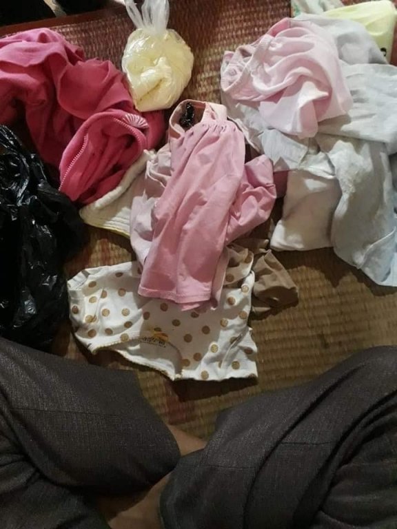 Bộ quần áo bỏ lại cùng bé gái mới 1 tuổi.