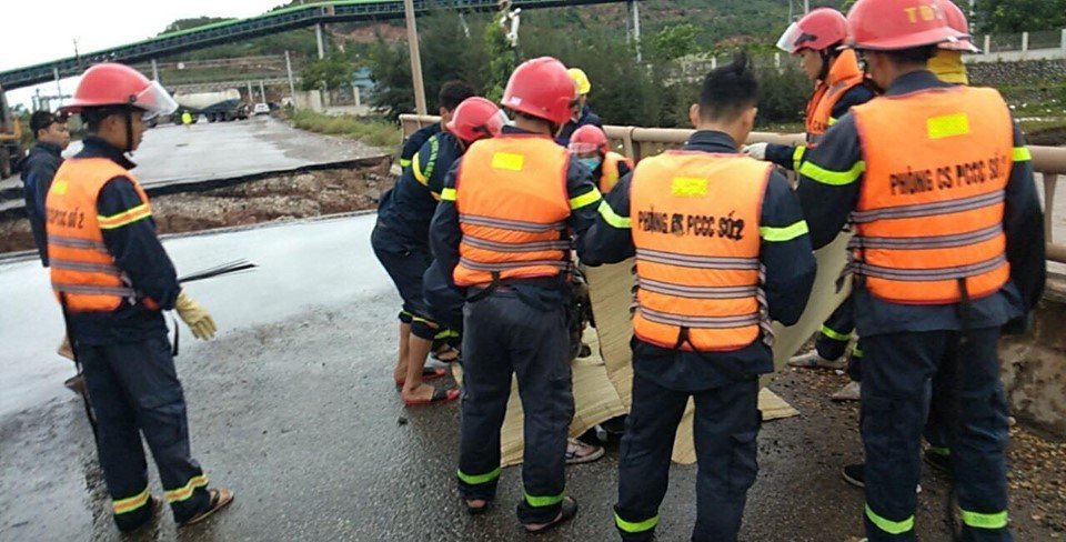 Cơ quan chức năng phải huy động hơn 50 cán bộ chiến sĩ đến hiện trường cứu hộ.