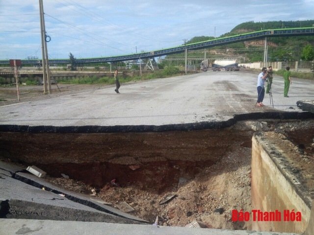 Hiện trường vụ sạt lở ngay sát mố cầu.