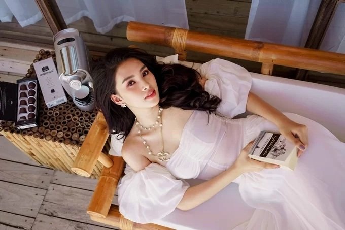 Hoa hậu Tiêu Vy khoe nhan sắc tươi trẻ ở tuổi 19. 