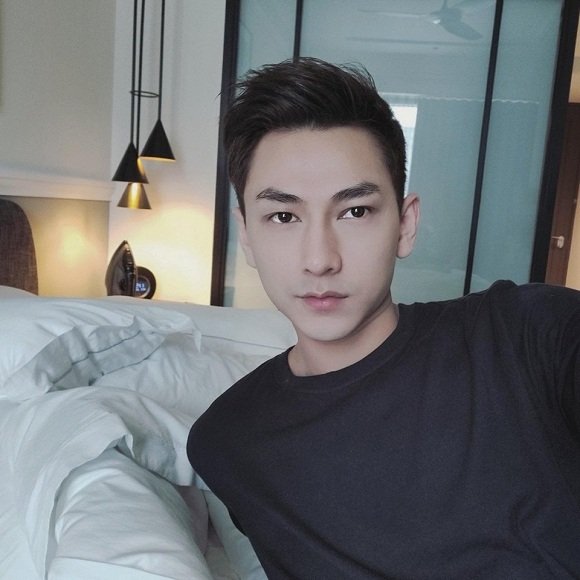 Isaac đăng ảnh đẹp ngời ngời đốn tim fan.