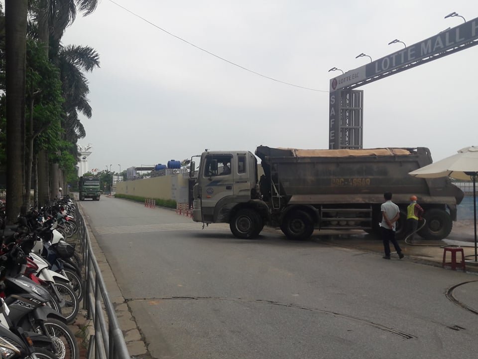 Xe tải chạy ra vào phục vụ dự án giữa ban ngày. (Ảnh: Nguyễn Nam). 