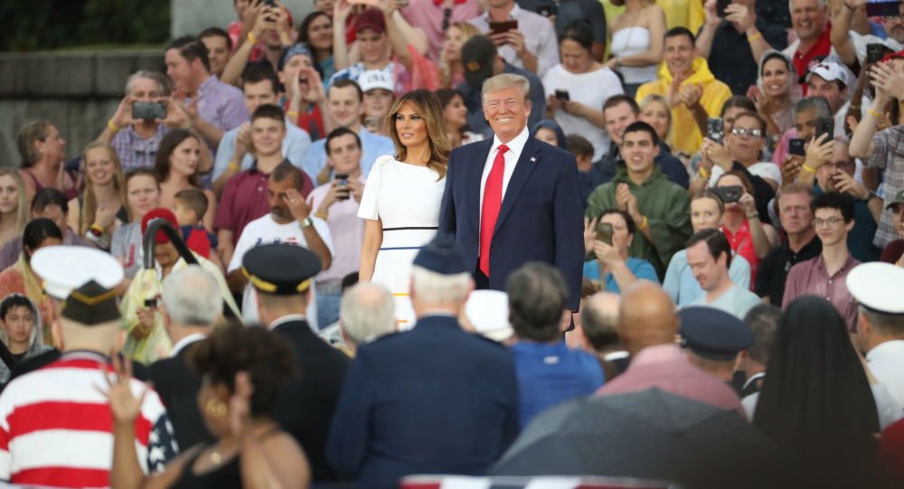 ba-melania-trump-khong-mac-ao-nguc-trong-le-mung-ngay-quoc-khanh-my