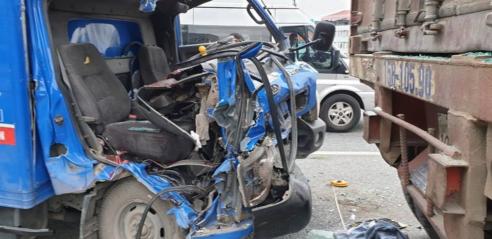 Chiếc xe vỡ nát phần đầu sau tai nạn.