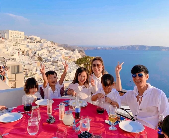 Gia đình Lý Hải - Minh Hà nghỉ dưỡng tại đảo Santorini huyền thoại. 