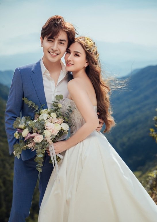 thu-thuy-hanh-phuc-trong-le-cuoi-voi-ban-trai-kem-10-tuoi