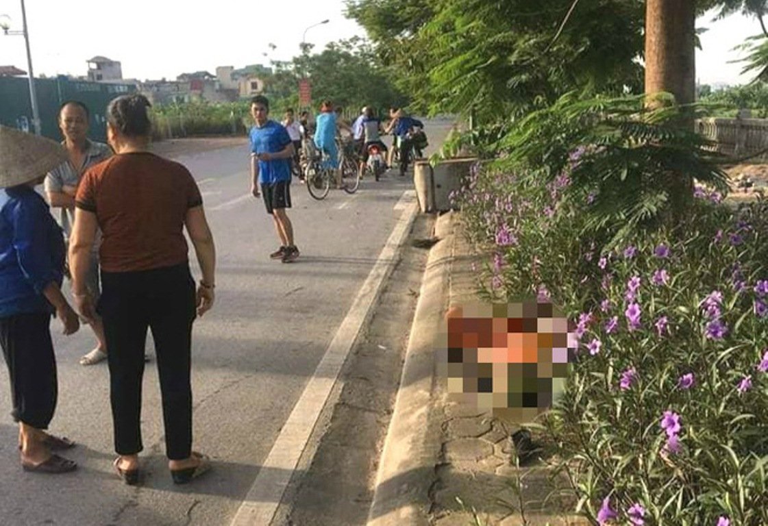 Hiện trường vụ nữ lao công tử vong bên cạnh có dòng chữ ghi biển số ô tô.