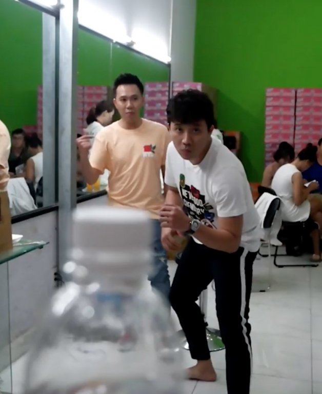 Trấn Thành tham gia trào lưu nắp chai lại khiến người hâm mộ cười rầm rầm. Không những đá bay nắp chai, nam danh hài còn đá văng luôn cả chiếc máy quay hình.