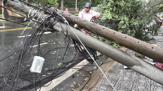 Cột điện bị gãy đổ la liệt. (Ảnh: Dân Trí).
