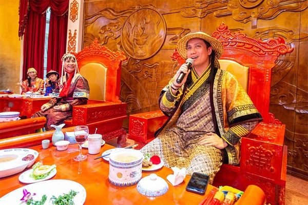 hau-ly-hon-viet-anh-gay-hoang-mang-voi-dien-mao-khac-la-do-phau-thuat-tham-my