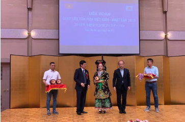 nu-hoang-van-hoa-tam-linh-tu-chuc-pho-ban-phat-trien-thuong-hieu-va-chong-hang-gia