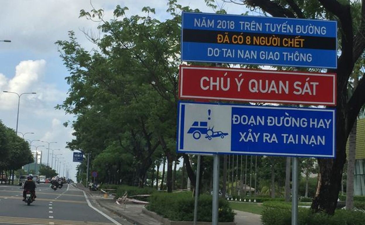 Tấm biển cảnh báo giao thông nghi chi tiết số người thiệt mạng vì tai nạn gây tranh cãi.