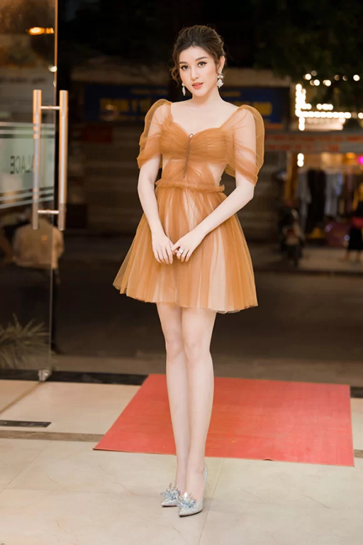 Huyền My xinh đẹp khi tham dự sự kiện. Á hậu Việt Nam 2014 còn gây chú ý khi mang phụ kiện hơn 1 tỷ đồng. 
