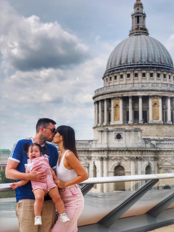 Siêu mẫu Hà Anh đưa con gái về quê chồng (London, Anh) nghỉ dưỡng.