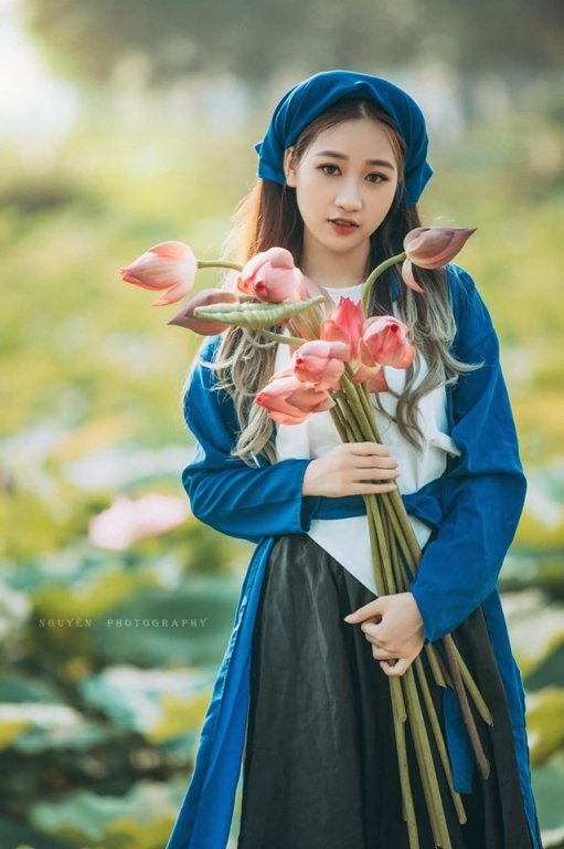 khong-can-phai-khoe-than-hot-girl-nay-van-dep-rang-ngoi-ben-sen-dau-mua